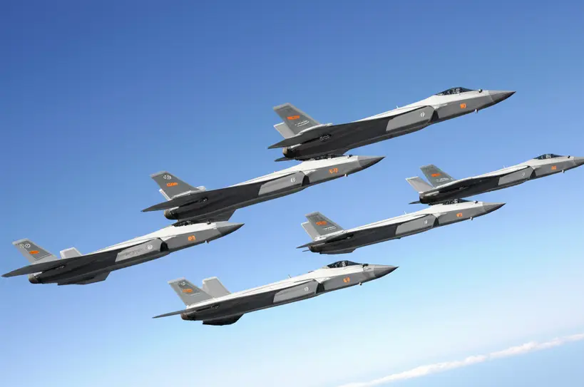 Caças furtivos J-20 da Força Aérea Chinesa voando em formação durante desfile.