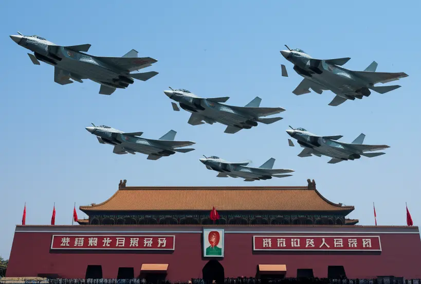 Jatos de combate J-20 voando em formação impecável sobre a Praça da Paz Celestial, simbolizando a superioridade aérea chinesa.