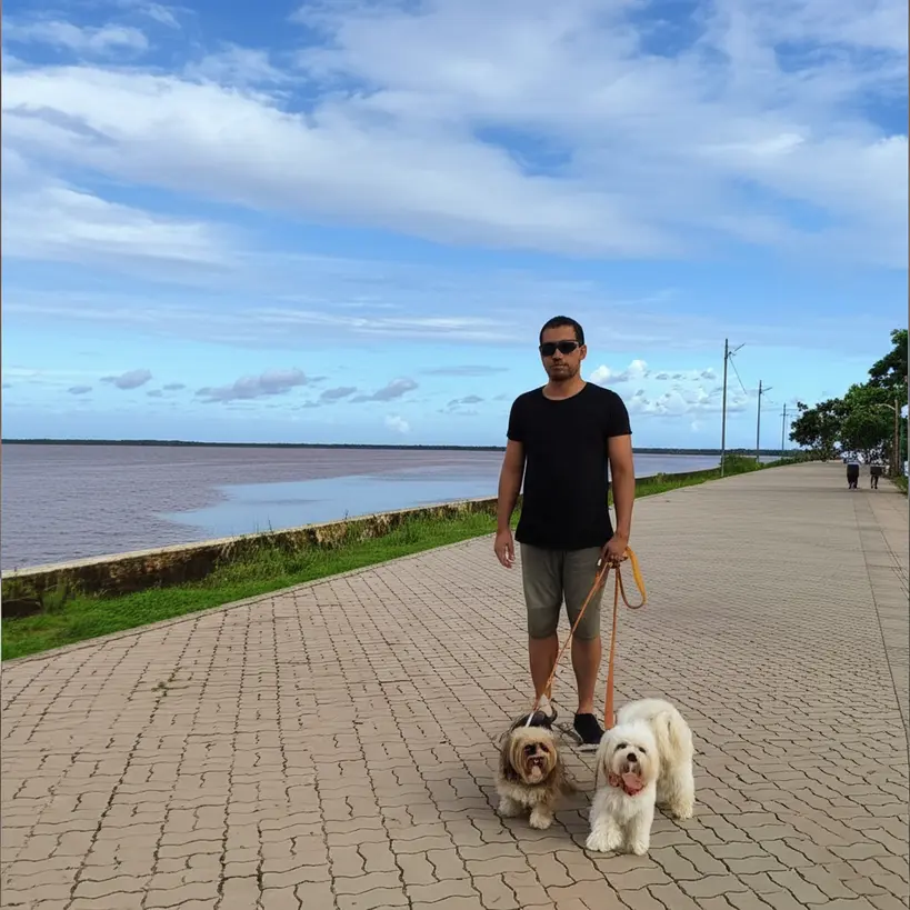 Tutor e cão passeando na Orla de Icoaraci